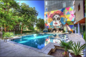 Beautiful RiverWalk Apt with Full Amenities, King Bed & Free Parking